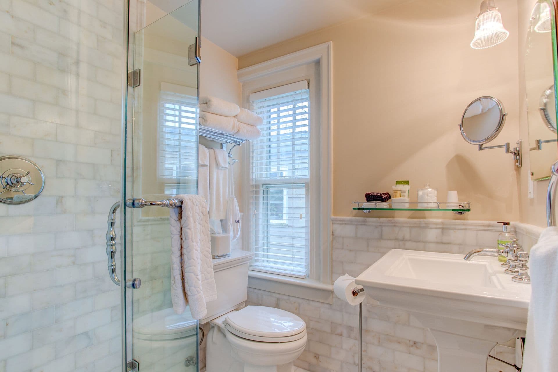 Bathroom with a toilet, sink and shower