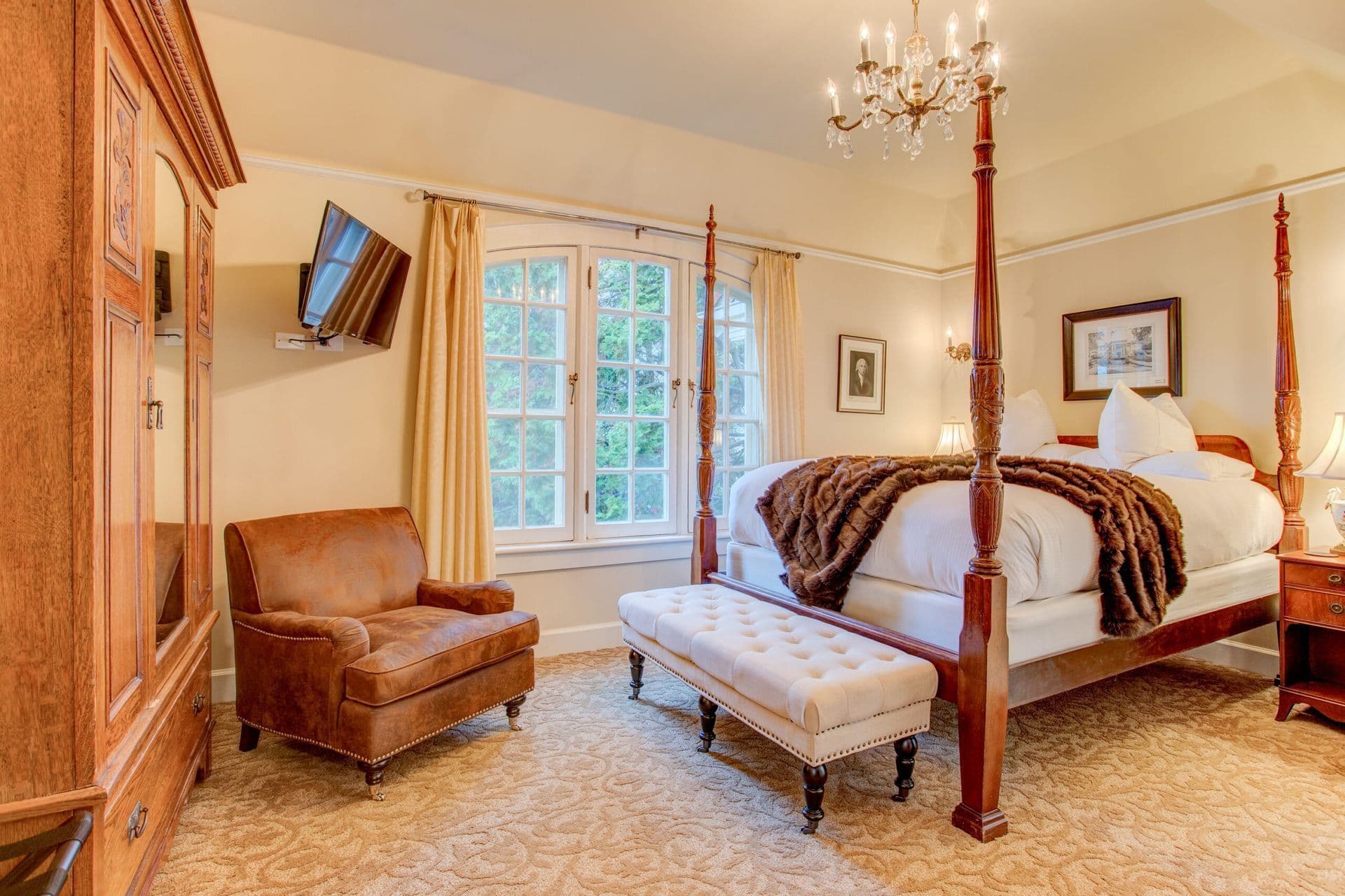 Four-poster bed, chair and ottoman in the Teddy & Edith Room