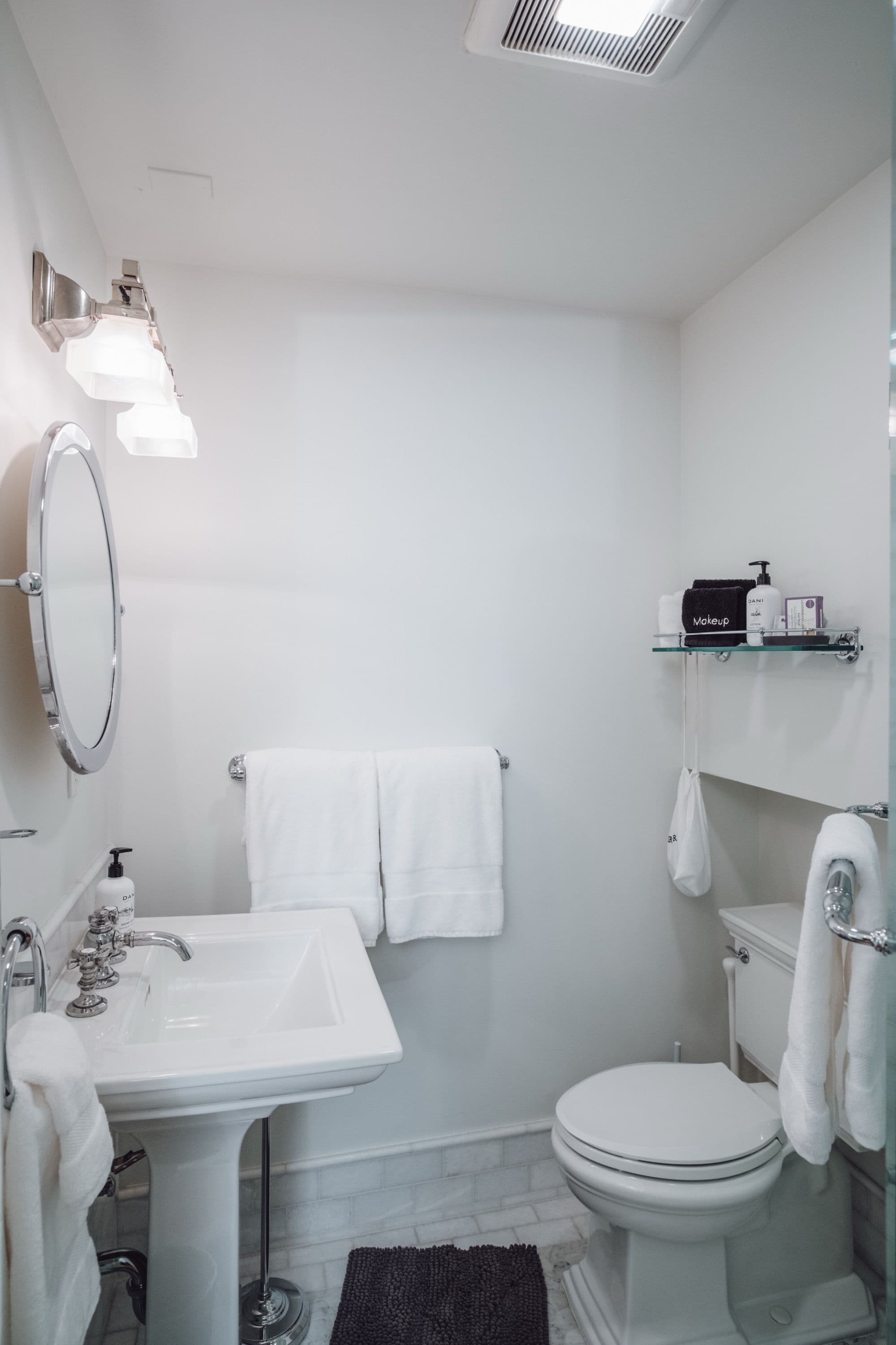 Private bath in the James & Dolly Room